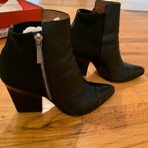 Donald Pliner black boots